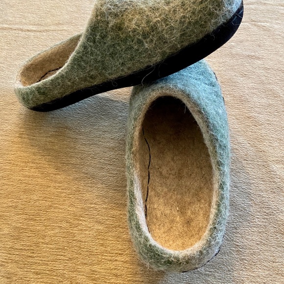 Handmade wool felted slippers - Picture 3 of 4